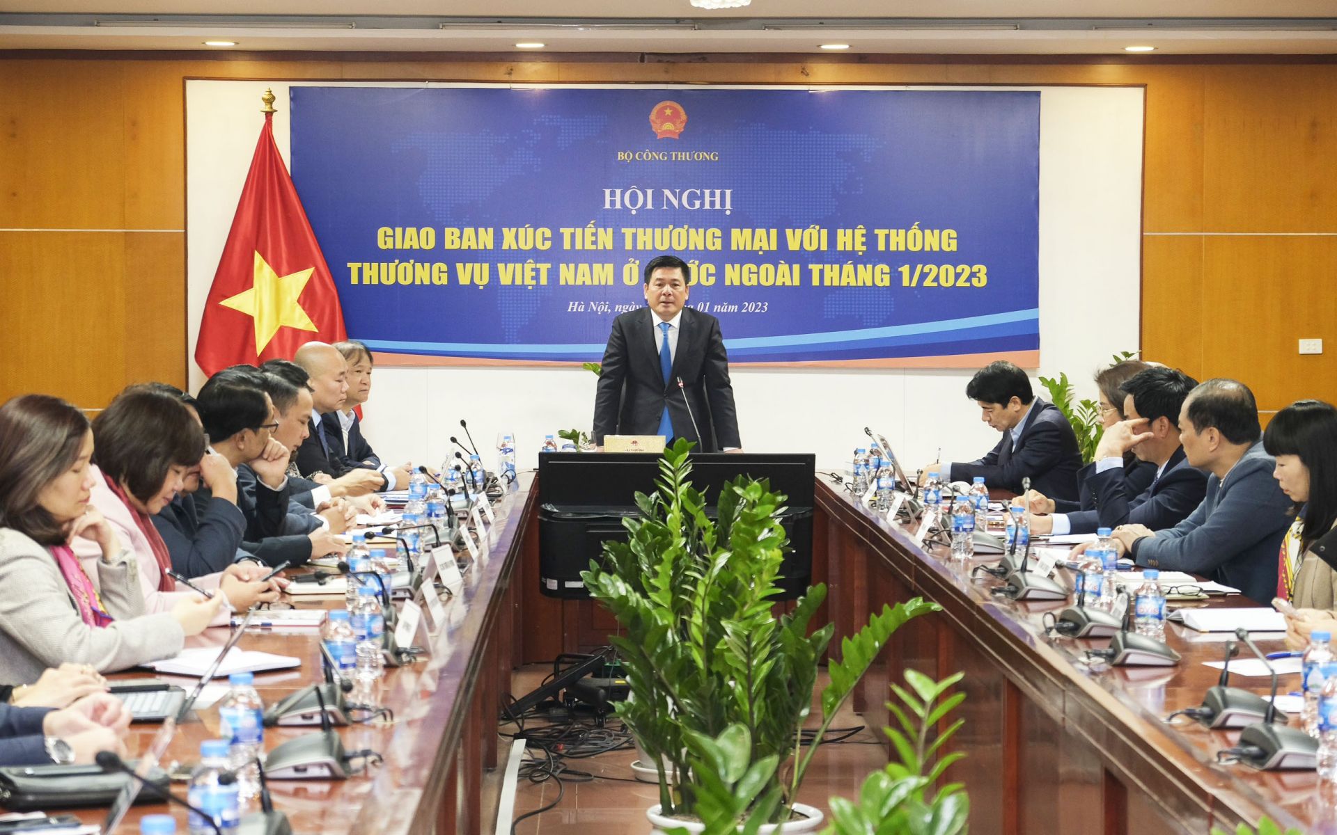 Hội nghị giao ban Xúc tiến thương mại với hệ thống Thương vụ Việt Nam ở nước ngoài tháng 1/2023 thu hút hơn 500 đại biểu tham dự theo hình thức trực tiếp kết hợp trực tuyến