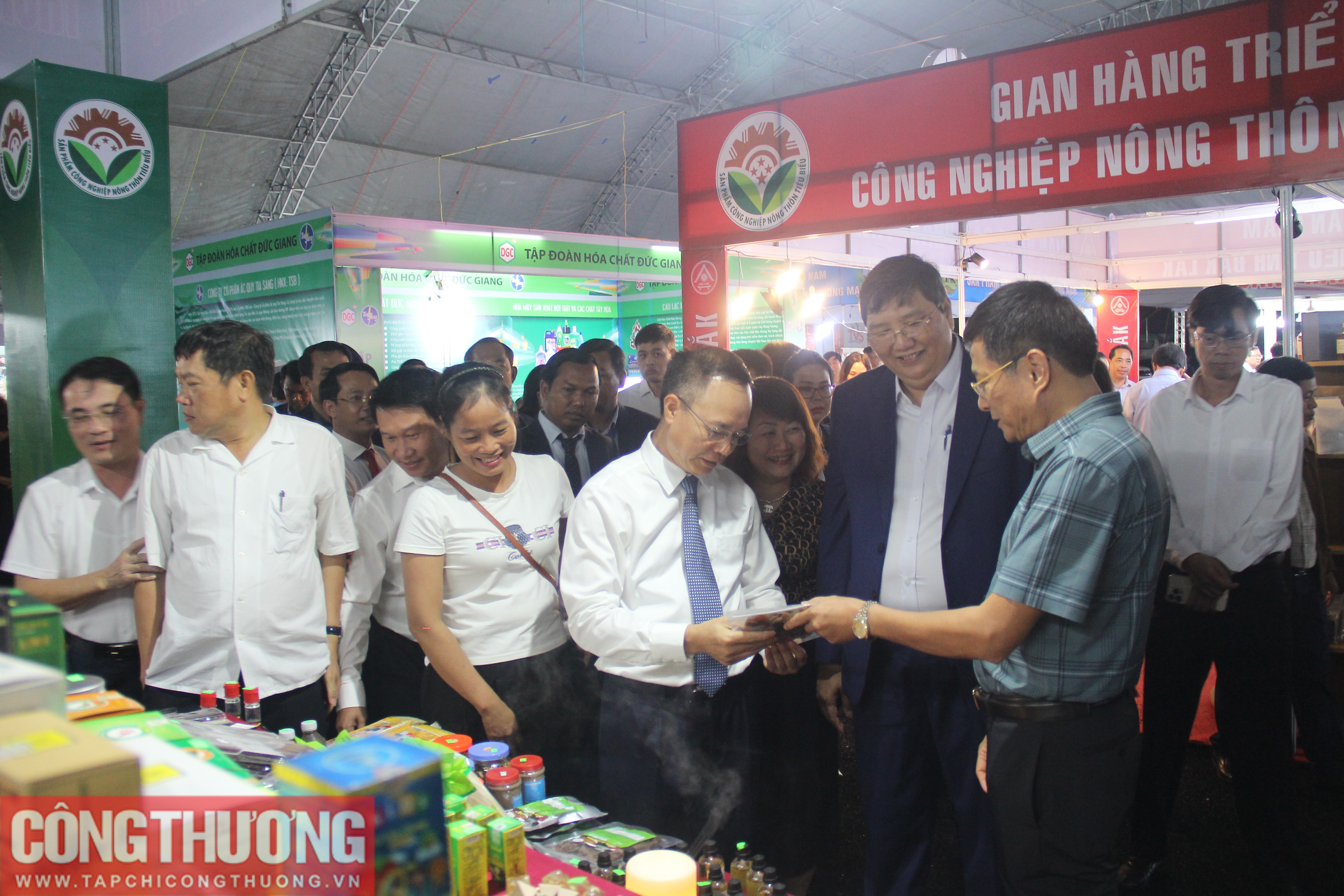 Cục trưởng Cục Công Thương địa phương Ngô Quang Trung và ông Lê Văn Chiến - Ủy viên Ban thường vụ Tỉnh ủy, Phó Chủ tịch thường trực Uỷ ban nhân dân tỉnh Đắk Nông cùng các đại biểu tham quan các gian hàng