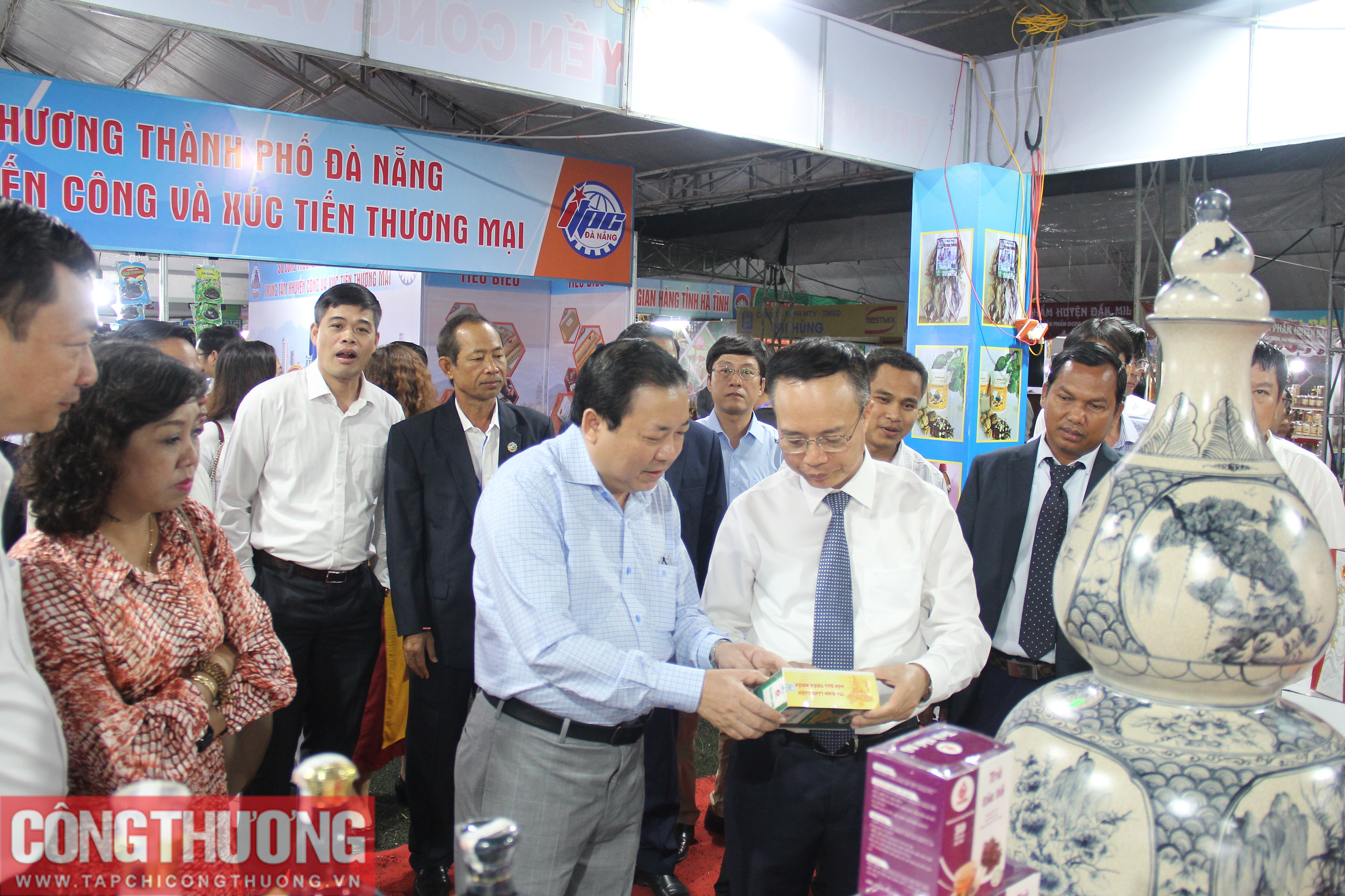 Lãnh đạo tỉnh Ninh Thuận giới thiệu những đặc sản phẩm đặc trưng của tỉnh tại Hội chợ