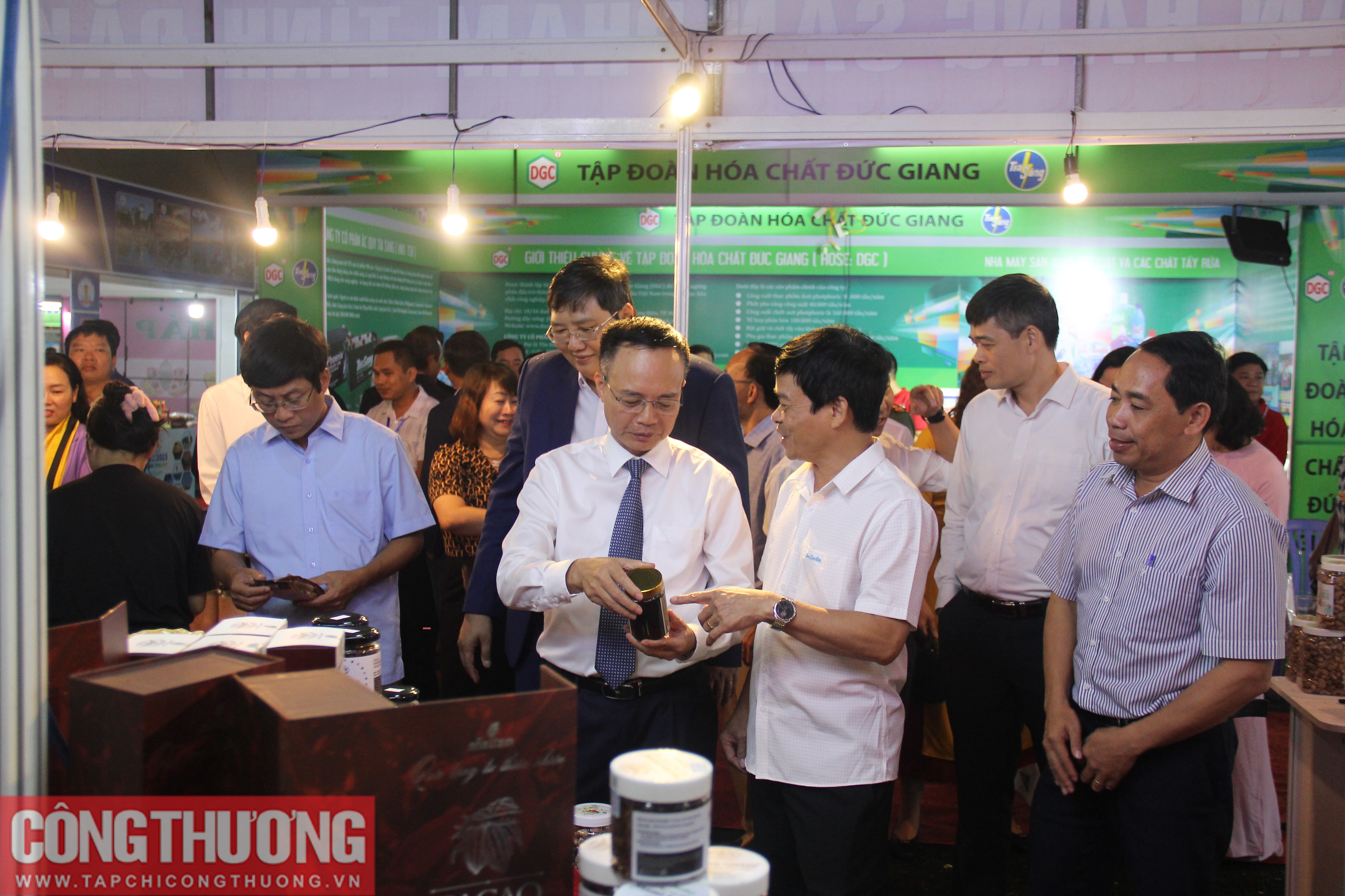 Khai mạc Hội chợ triển lãm hàng công nghiệp nông thôn tiêu biểu khu vực miền Trung - Tây Nguyên năm 2023