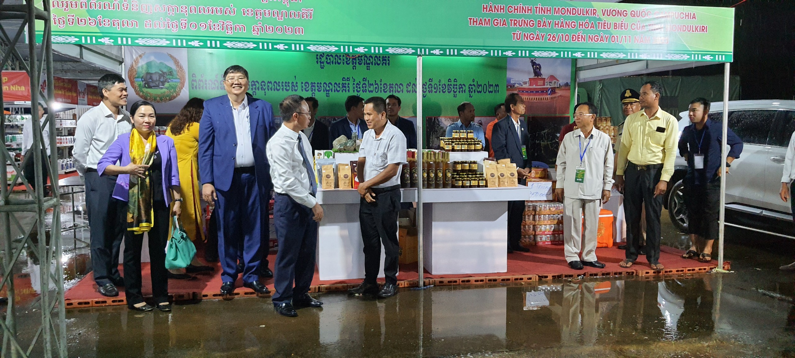 Khai mạc Hội chợ triển lãm hàng công nghiệp nông thôn tiêu biểu khu vực miền Trung - Tây Nguyên năm 2023