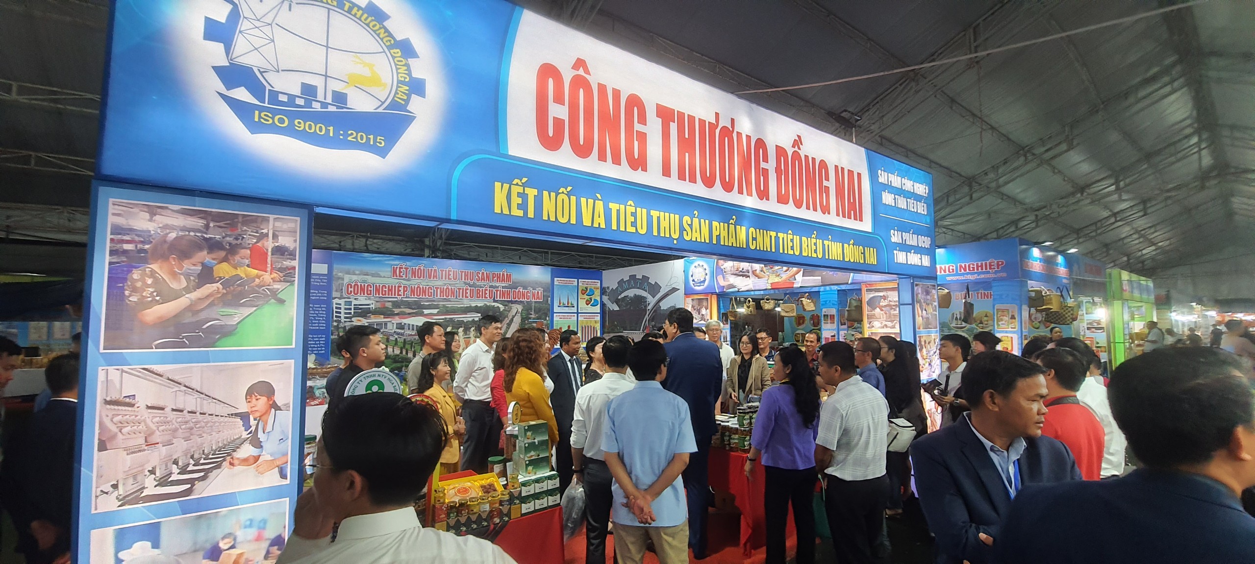 Rất đông người dân tham quan, mua sắm tại hội chợ ngay ngày đầu mở cửa