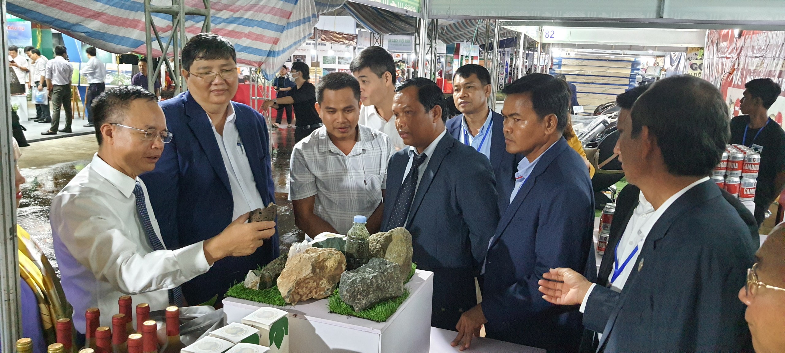 Rất đông người dân tham quan, mua sắm tại hội chợ ngay ngày đầu mở cửa