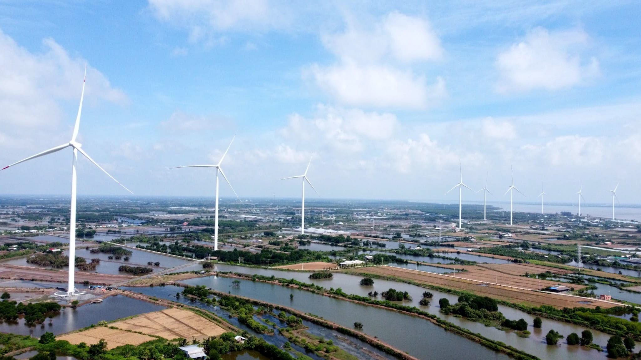 Nhà máy Điện gió Thanh Phong giai đoạn 1 là dự án năng lượng tái tạo chuyển tiếp thứ 21 hoàn thành thủ tục COD, có công suất 29,7 MW, đặt tại Thạnh Phú, Bến Tre
