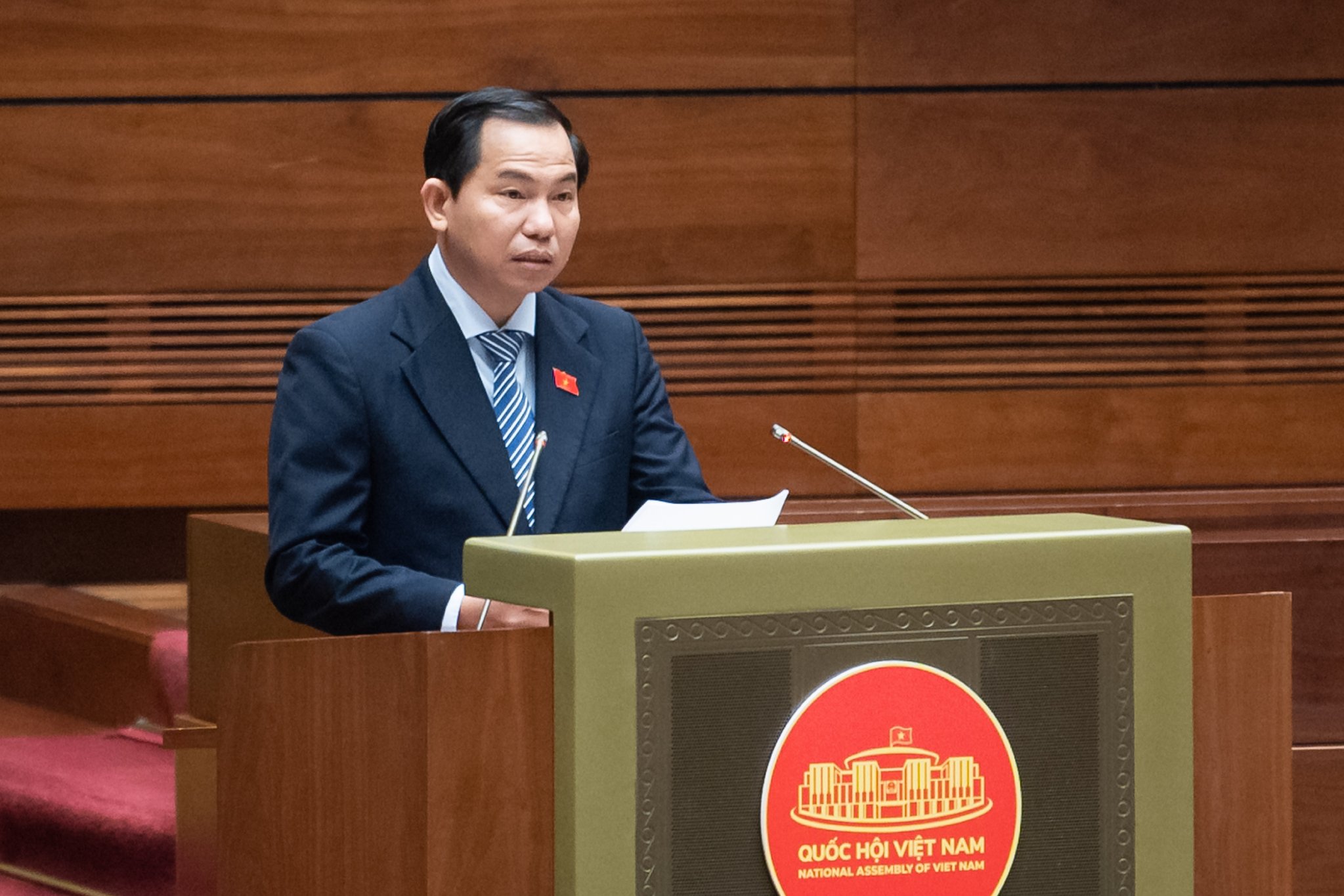 Chủ nhiệm Ủy ban Tài chính, Ngân sách của Quốc hội Lê Quang Mạnh trình bày báo cáo thẩm tra dự án Nghị quyết của Quốc hội về việc áp dụng thuế thu nhập doanh nghiệp bổ sung theo quy định chống xói mòn cơ sở thuế toàn cầu