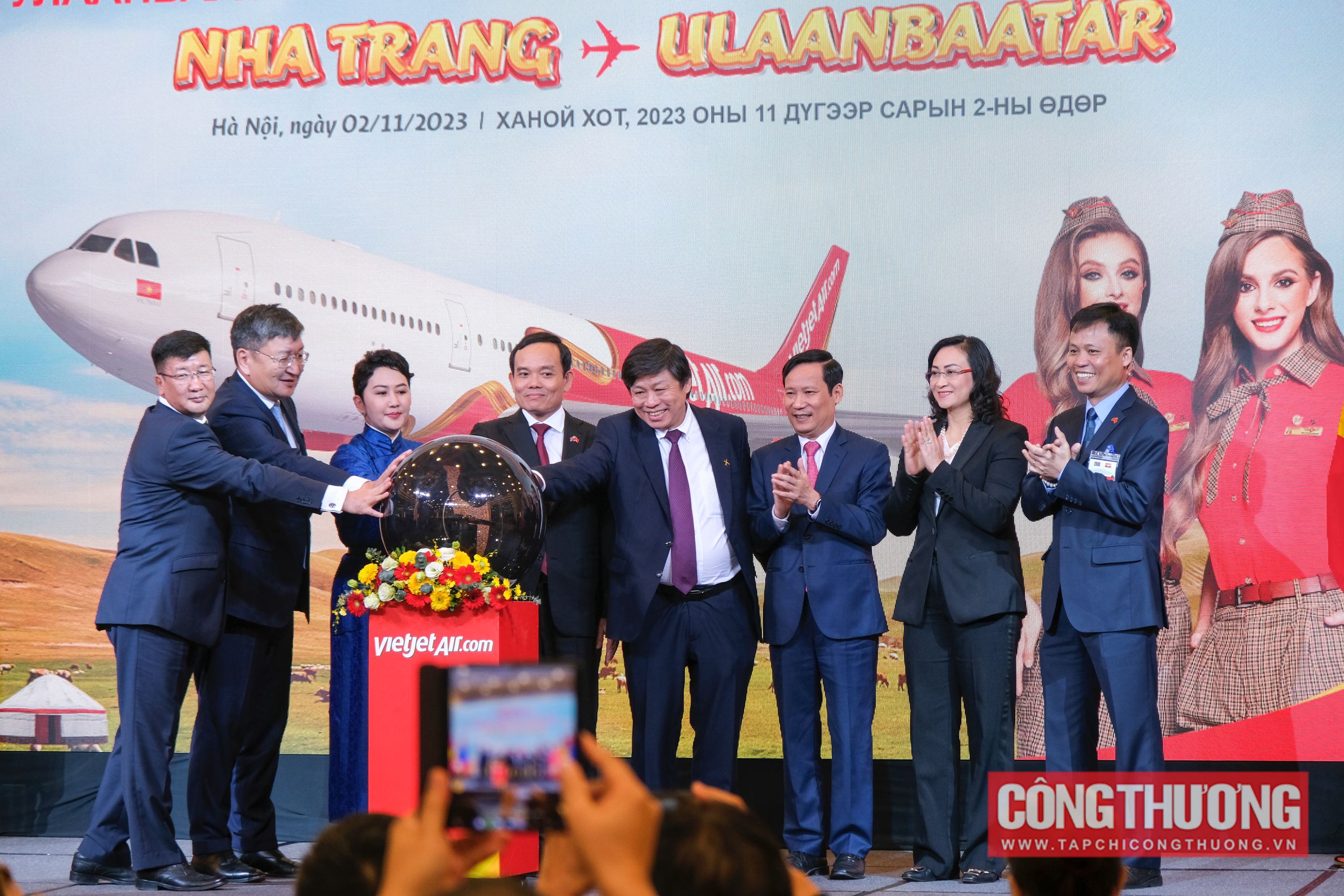 Phó Thủ tướng Trần Lưu Quang và các đại biểu dự lễ công bố đường bay thẳng giữa TP. Nha Trang (Khánh Hòa) của Việt Nam với Thủ đô Ulan Bator của Mông Cổ
