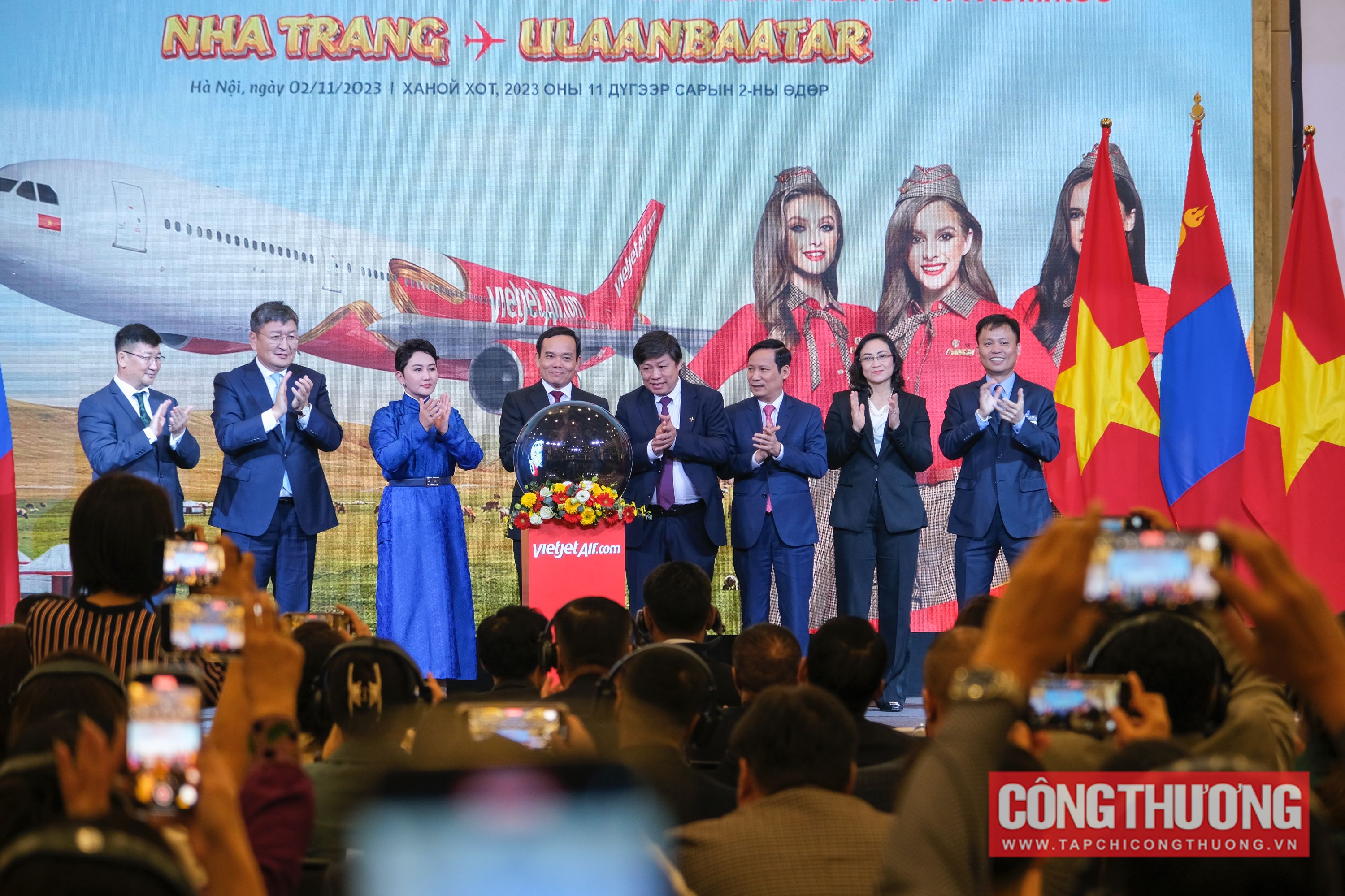 Phó Thủ tướng Trần Lưu Quang và các đại biểu dự lễ công bố đường bay thẳng giữa TP. Nha Trang (Khánh Hòa) của Việt Nam với Thủ đô Ulan Bator của Mông Cổ