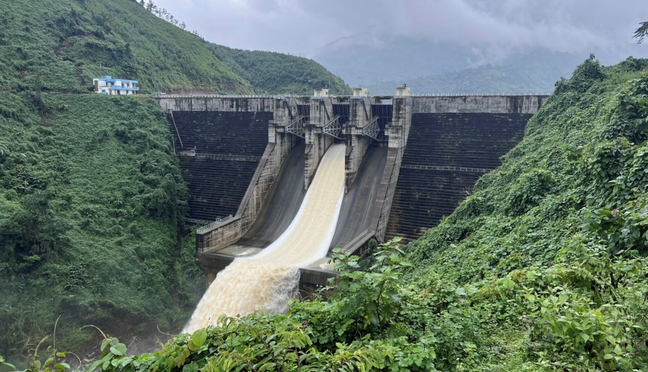 Trong đợt mưa lũ lớn diện rộng từ ngày 13 - 17/11, thủy điện A Vương đã vận hành cắt giảm được 48,63 triệu mét khối trên tổng 90,57 triệu mét khối nước đến hồ ở giai đoạn lũ (chiếm 53,69%)