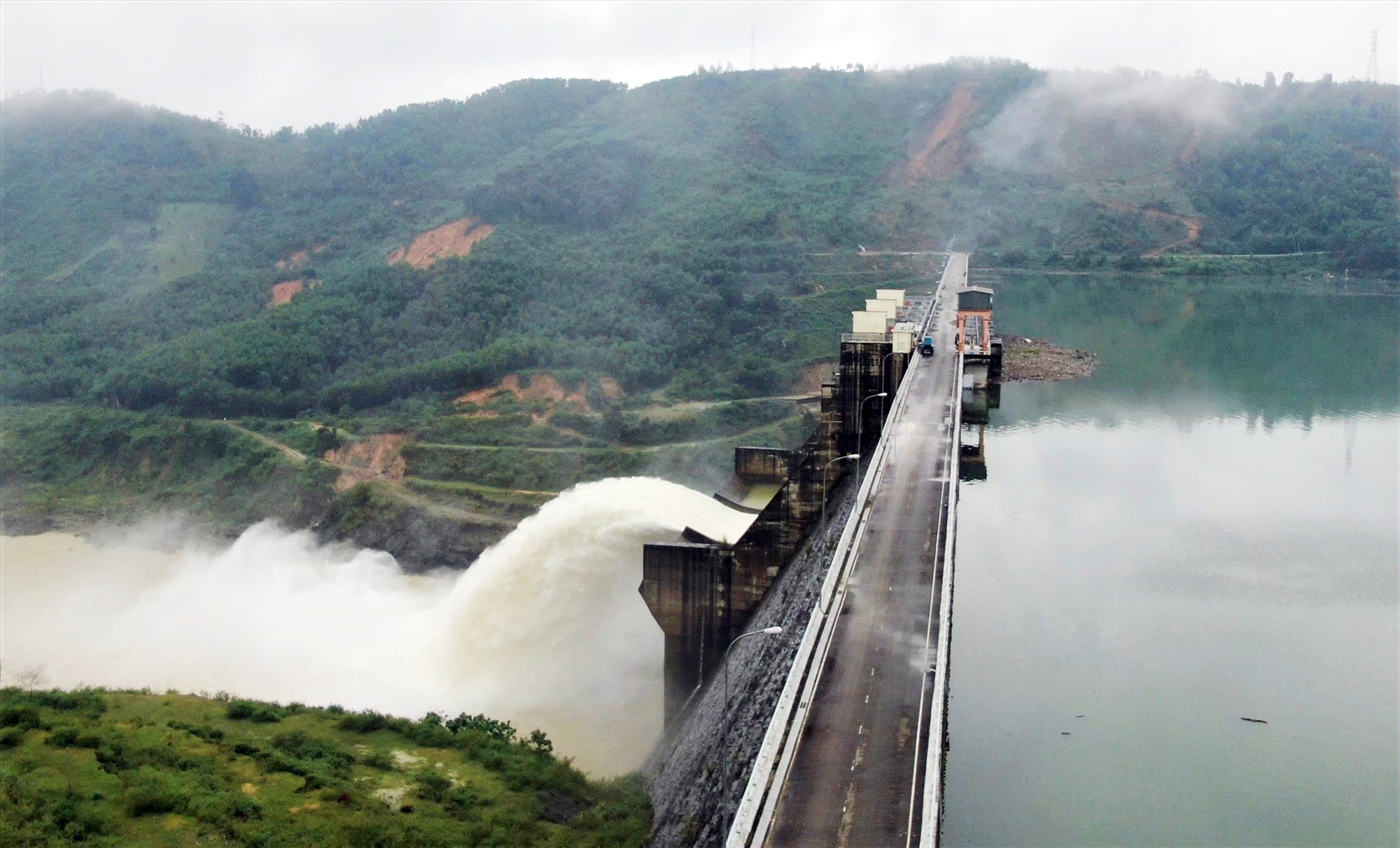 Tỉnh Quảng Nam yêu cầu các chủ đầu tư chủ động tính toán, tổ chức vận hành đưa dần mực nước các hồ thủy điện Đak Mi 4, A Vương, Sông Bung 4, Sông Tranh 2 về mực nước trước lũ trước 18 giờ ngày 24/11