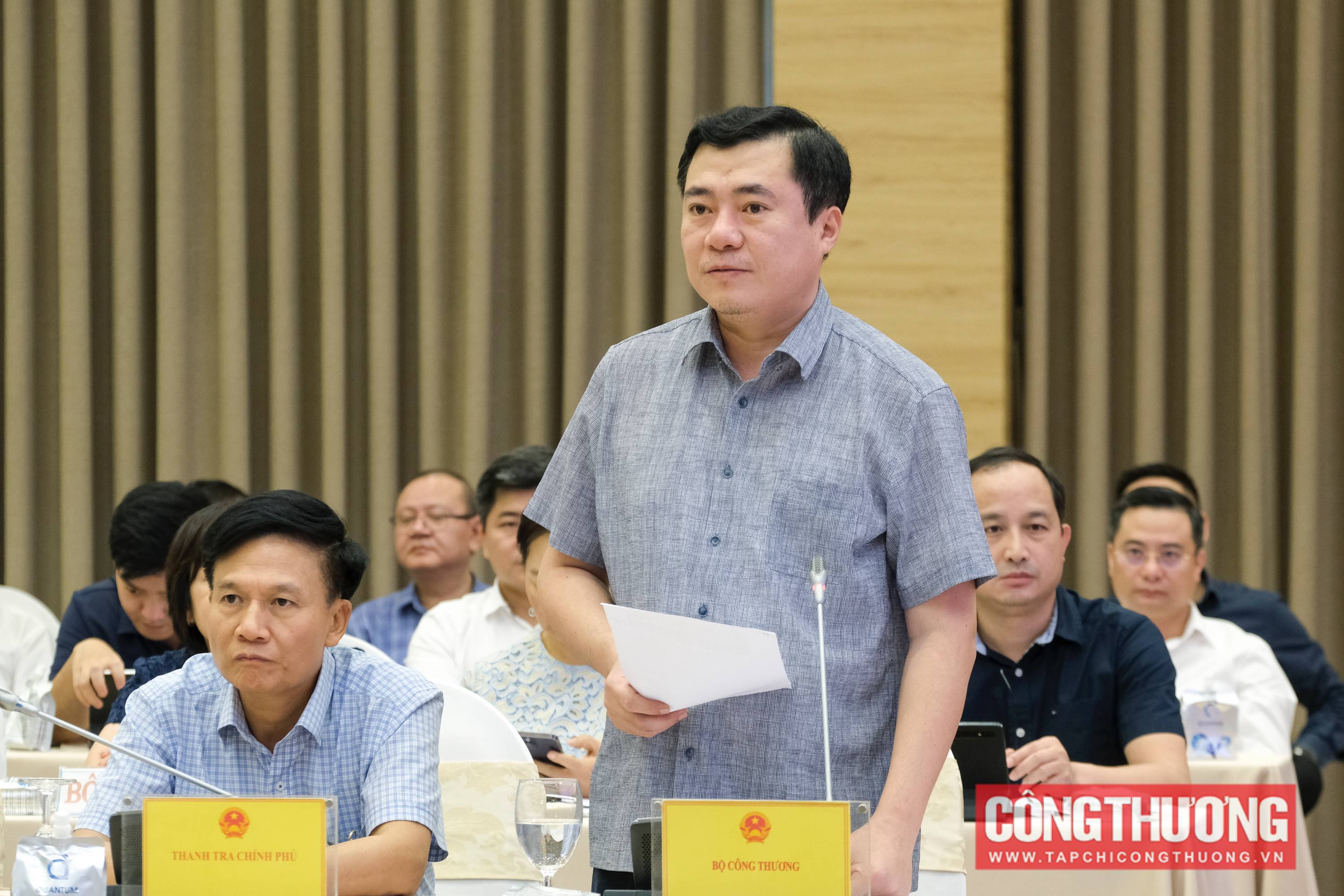 Thứ trưởng Bộ Công Thương Nguyễn Sinh Nhật Tân trả lời câu hỏi của phóng viên liên quan đến việc cung ứng điện, cách tính giá điện và thanh tra về đảm bảo cung ứng điện