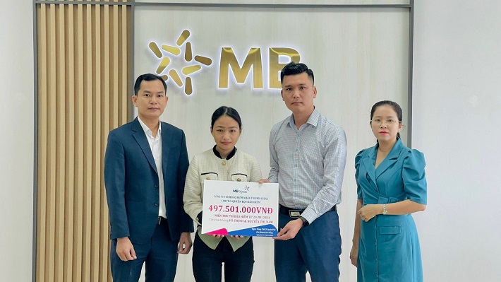 Khách hàng tại Đà Nẵng nhận chi trả quyền lợi gần 500 triệu đồng từ MB Ageas Life