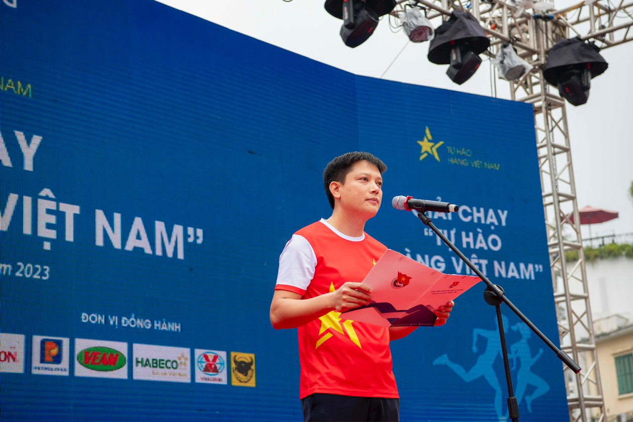 Bí thư Đoàn Thanh niên Bộ Công Thương Phạm Khắc Huy thay mặt các đoàn viên thanh niên và vận động viên tham gia Giải chạy phát biểu