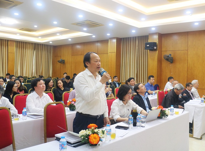 Ông Dương Văn Hải, Phó Cục trưởng Cục Đo đạc, Bản đồ và Thông tin địa lý Việt Nam trao đổi kinh nghiệm tại Hội thảo