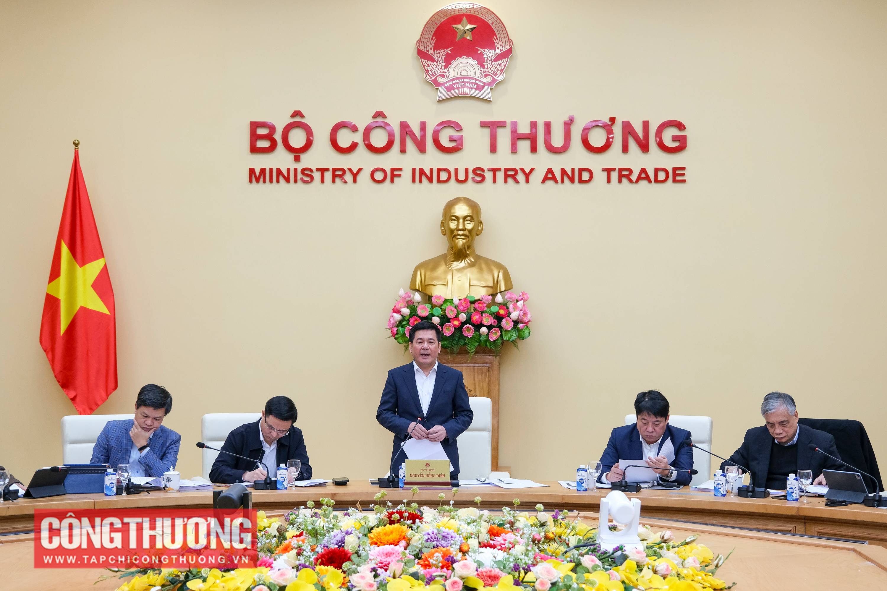 Bộ trưởng Bộ Công Thương Nguyễn Hồng Diên khẳng định những vướng mắc của các dự án điện khí, điện gió ngoài khơi cần được xem xét, giải quyết khẩn trương, đồng bộ