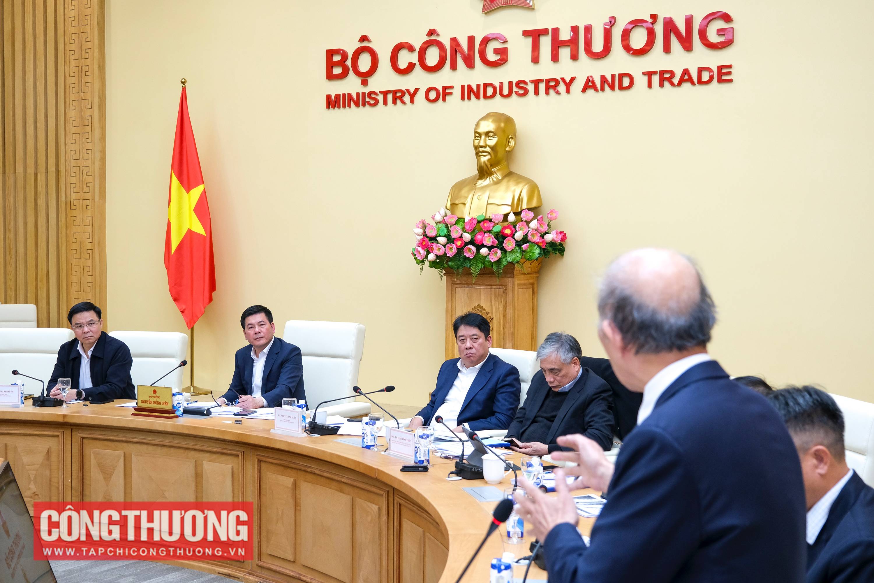 Bộ trưởng Bộ Công Thương Nguyễn Hồng Diên khẳng định những vướng mắc của các dự án điện khí, điện gió ngoài khơi cần được xem xét, giải quyết khẩn trương, đồng bộ