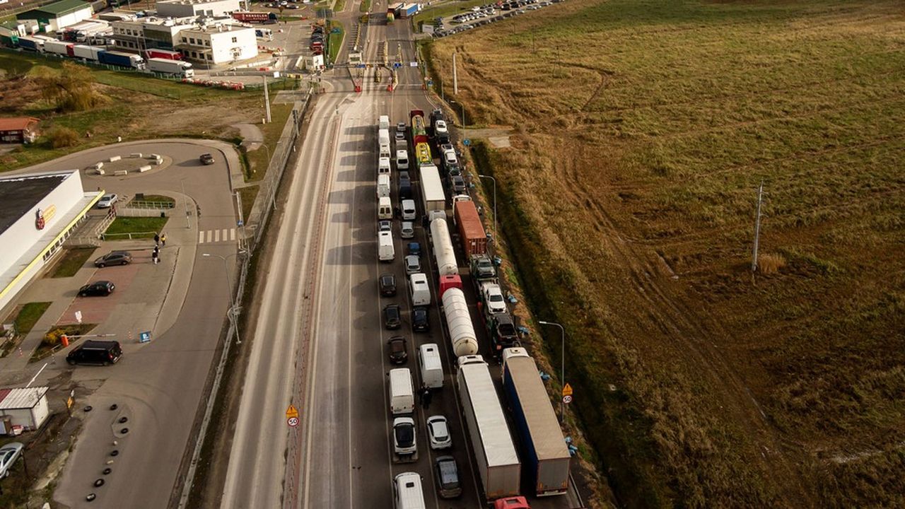 Các tài xế xe tải Slovakia vừa tiến hành chặn cửa khẩu biên giới với Ukraine
