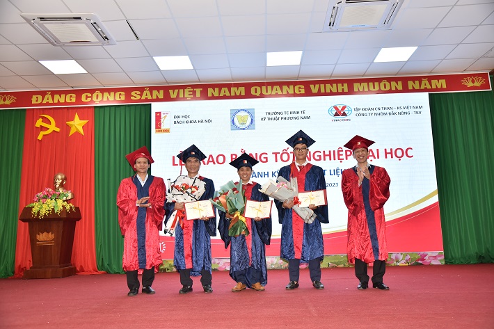 Lễ trao bằng tốt nghiệp Đại học cho 35 sinh viên ngành Kỹ thuật Vật liệu