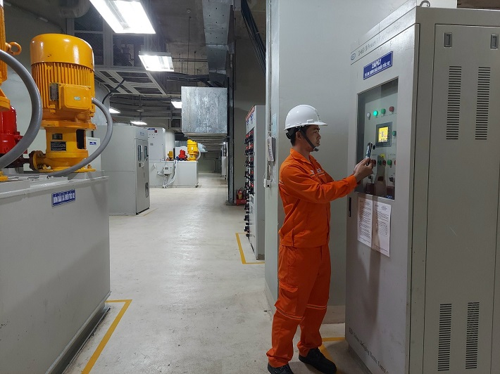 Nhân viên vận hành dùng Máy tính bảng quét thẻ RIFD để nhập thông số vận hành thiết bị tại Nhà máy Thủy điện Đồng Nai 3