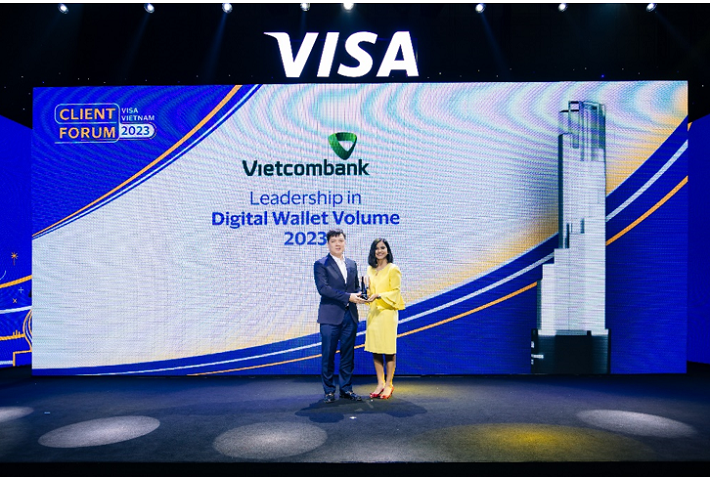 Ông Hồ Văn Tuấn – Phó Tổng Giám đốc Vietcombank (bên trái) nhận giải thưởng