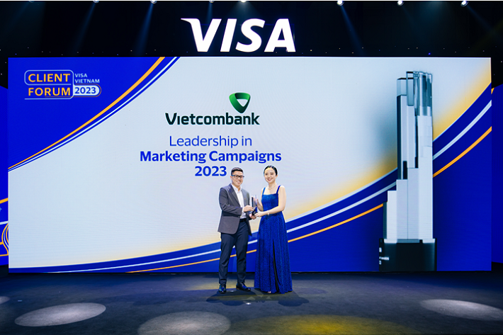 Ông Lê Văn Việt – Phó Trưởng phòng Marketing Bán lẻ Vietcombank (bên trái) nhận giải thưởng