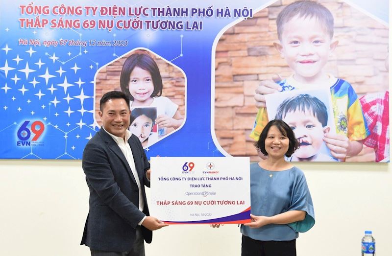 Tổng công ty Điện lực thành phố Hà Nội  vừa trao tặng kinh phí tài trợ phẫu thuật cho 69 trẻ em có hoàn cảnh gia đình khó khăn, không may bị dị tật vùng hàm mặt.