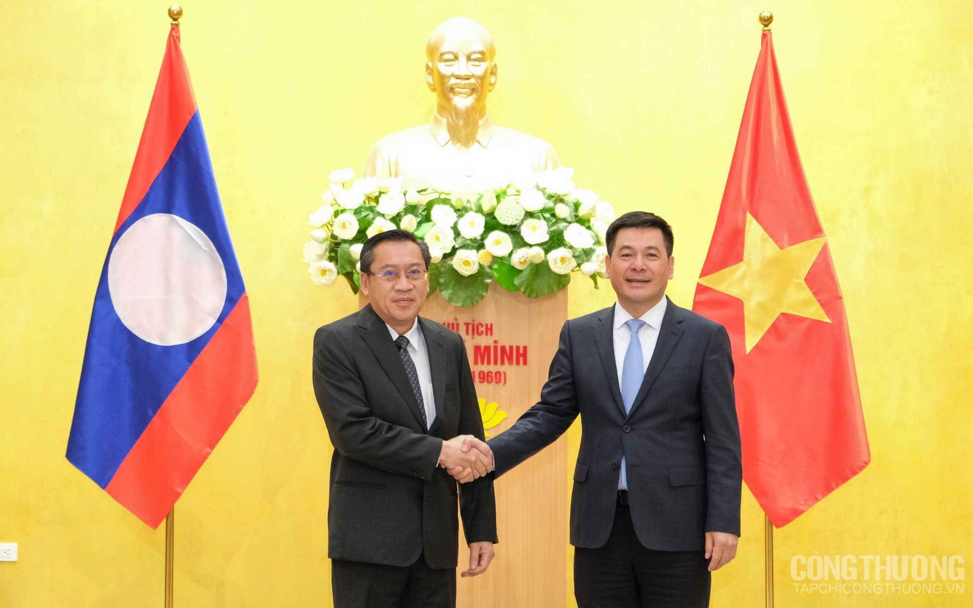 Bộ trưởng Nguyễn Hồng Diên tiếp, làm việc với Bộ trưởng Năng lượng và Mỏ Lào Phoxay Sayasone