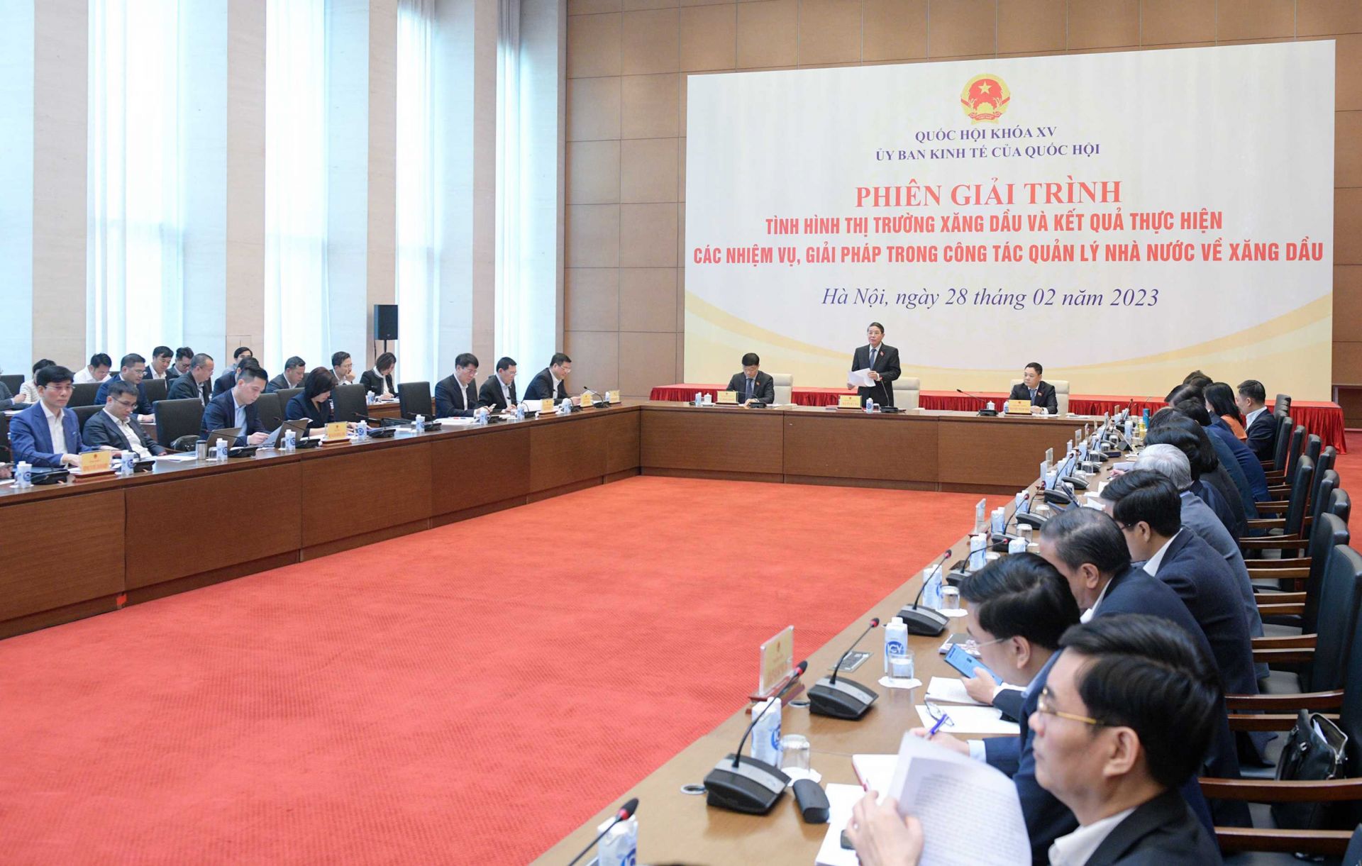Phiên giải trình về tình hình thị trường xăng dầu và kết quả thực hiện các nhiệm vụ, giải pháp trong công tác quản lý nhà nước về xăng dầu