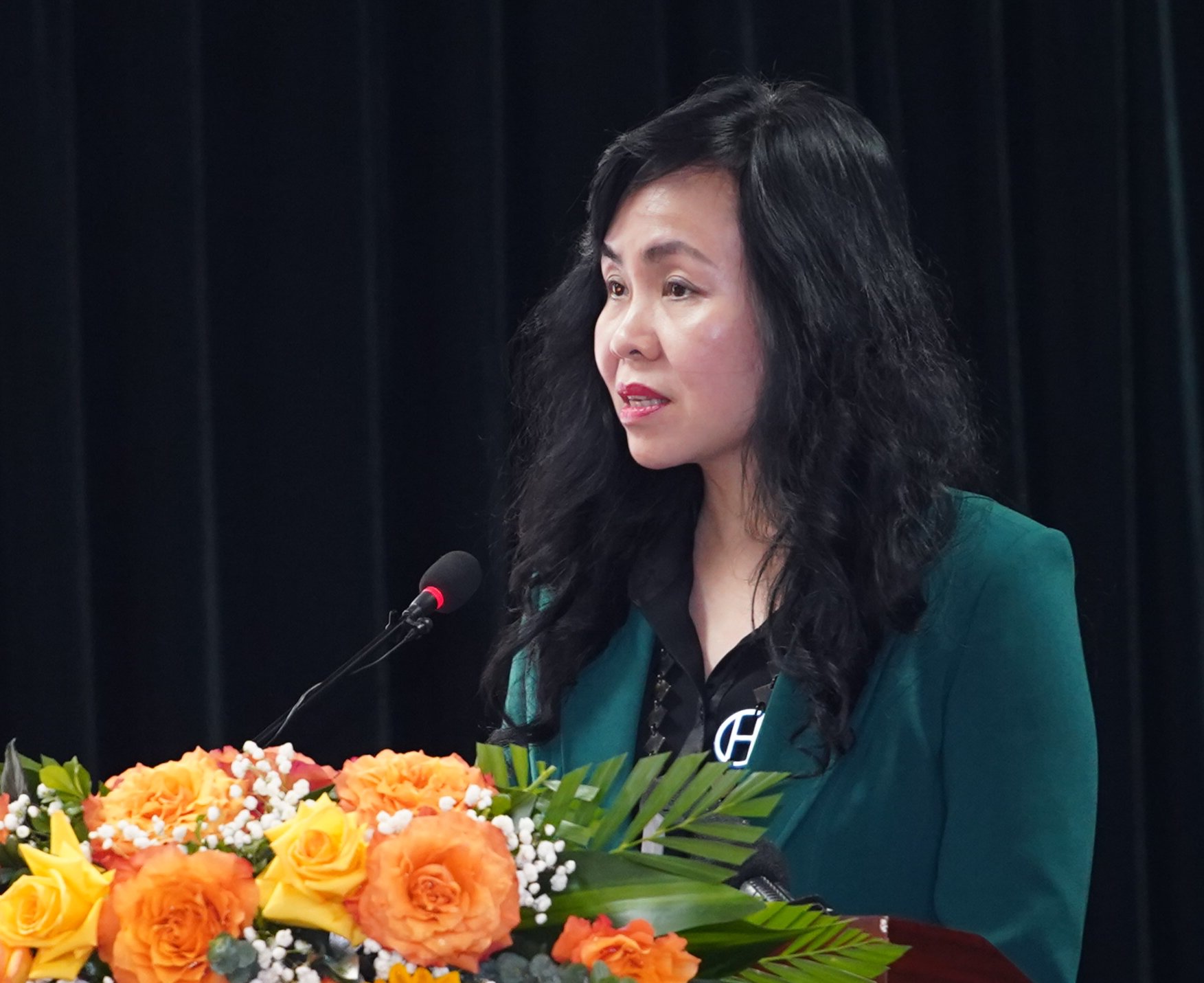 Bà Lê Hoàng Oanh - Vụ trưởng Vụ Thị trường châu Á - châu Phi phát biểu tại Hội nghị thúc đẩy sản xuất tiêu dùng trong nước và mở rộng thị trường xuất khẩu năm 2023
