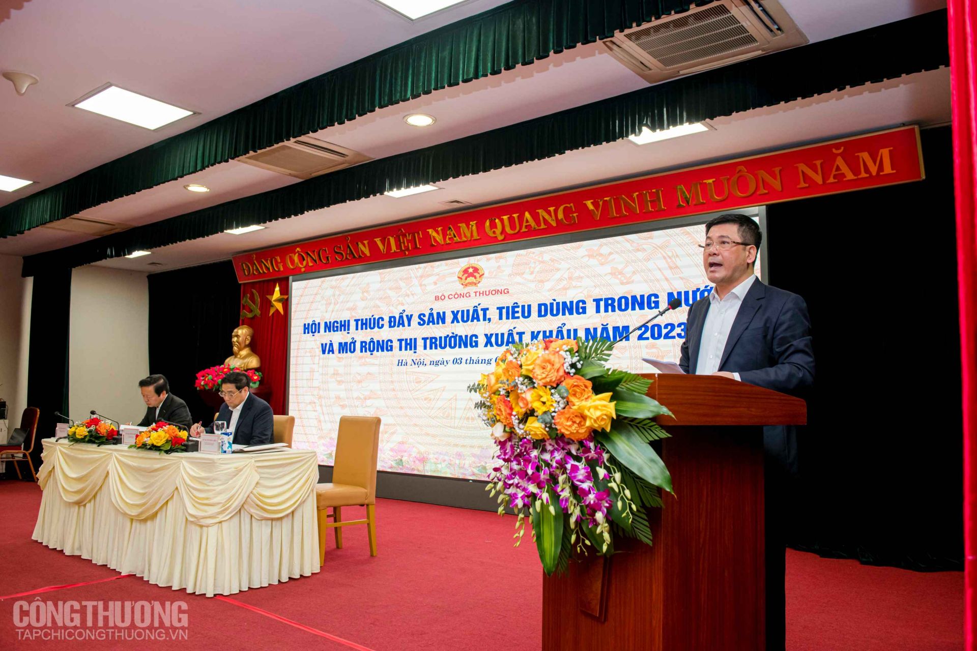 Bộ trưởng Bộ Công Thương Nguyễn Hồng Diên báo cáo khái quát tình hình phát triển công nghiệp - thương mại năm 2022 và tháng 1/2023