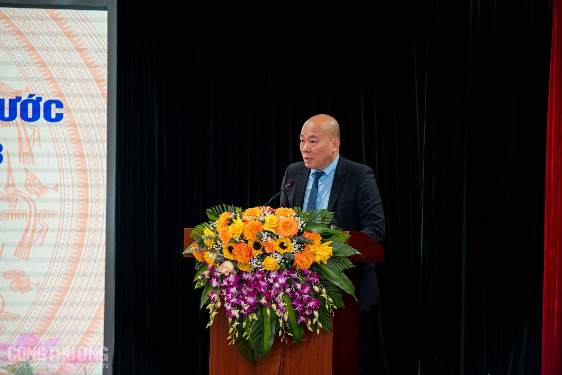 Cục trưởng Cục Xúc tiến thương mại Vũ Bá Phú phát biểu tại Hội nghị thúc đẩy sản xuất tiêu dùng trong nước và mở rộng thị trường xuất khẩu năm 2023