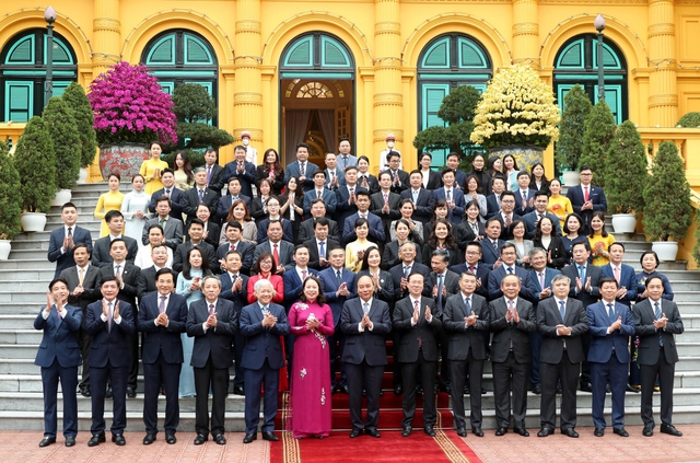 Thường trực Ban Bí thư Võ Văn Thưởng và nguyên Chủ tịch nước Nguyễn Xuân Phúc chụp ảnh chung cùng các đại biểu dự buổi lễ - Ảnh VGP/Đức Tuân