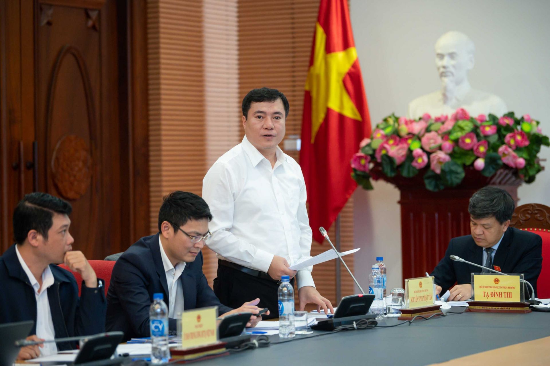 Thứ trưởng Bộ Công Thương Nguyễn Sinh Nhật Tân làm rõ một số nội dung trong Dự án Luật Bảo vệ quyền lợi người tiêu dùng (sửa đổi) tại Hội thảo Lấy ý kiến hoàn thiện Dự án Luật