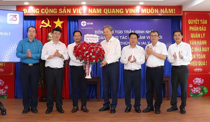 Tổng giám đốc EVN Trần Đình Nhân cùng lãnh đạo EVN, Công đoàn Điện lực Việt Nam tặng hoa chúc mừng Công ty Thủy điện Ialy nhân dịp 23 năm thành lập (28/2/2000-28/2/2023)