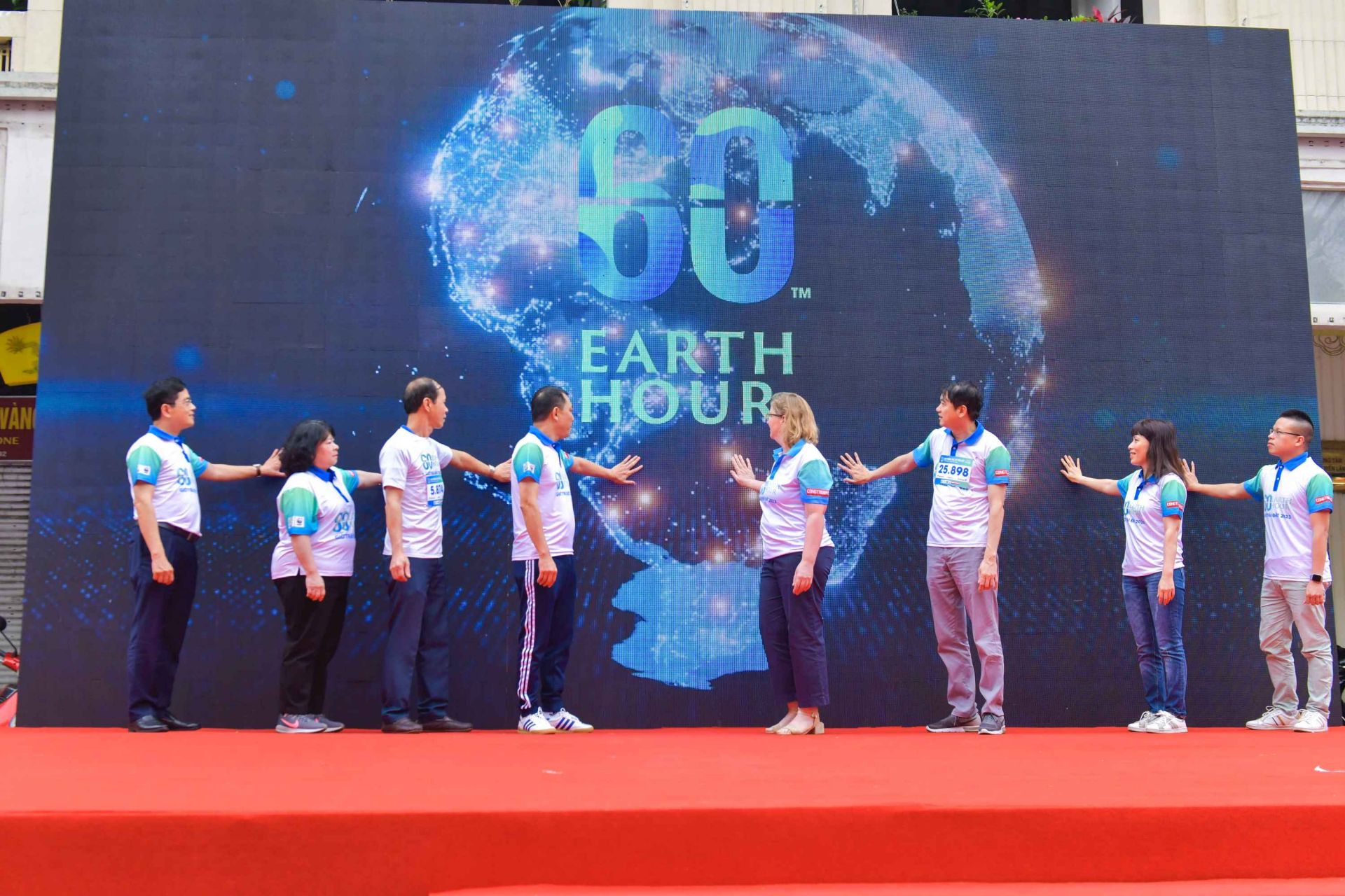 Các đại biểu thực hiện Nghi thức phát động Chiến dịch Giờ Trái đất năm 2023