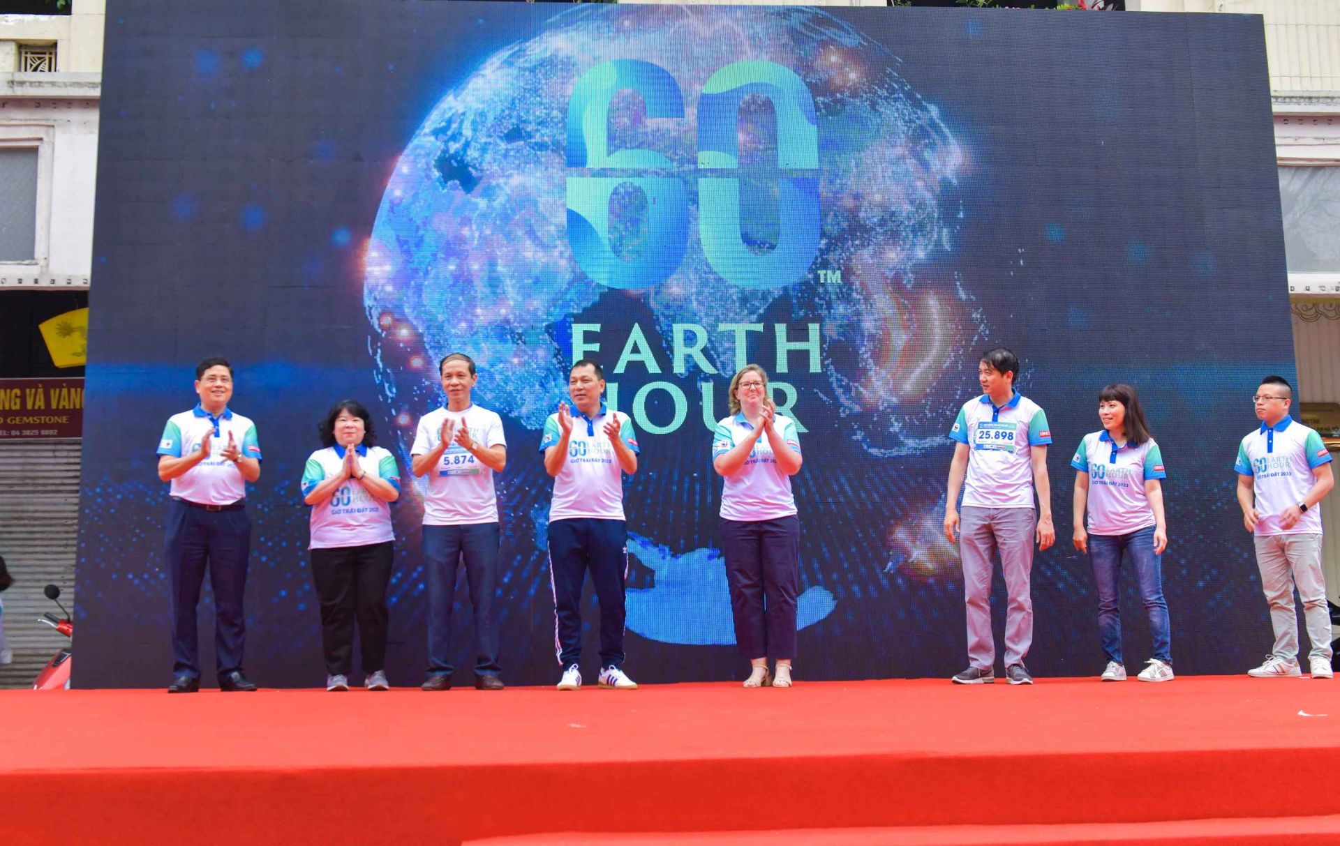 Các đại biểu thực hiện Nghi thức phát động Chiến dịch Giờ Trái đất năm 2023