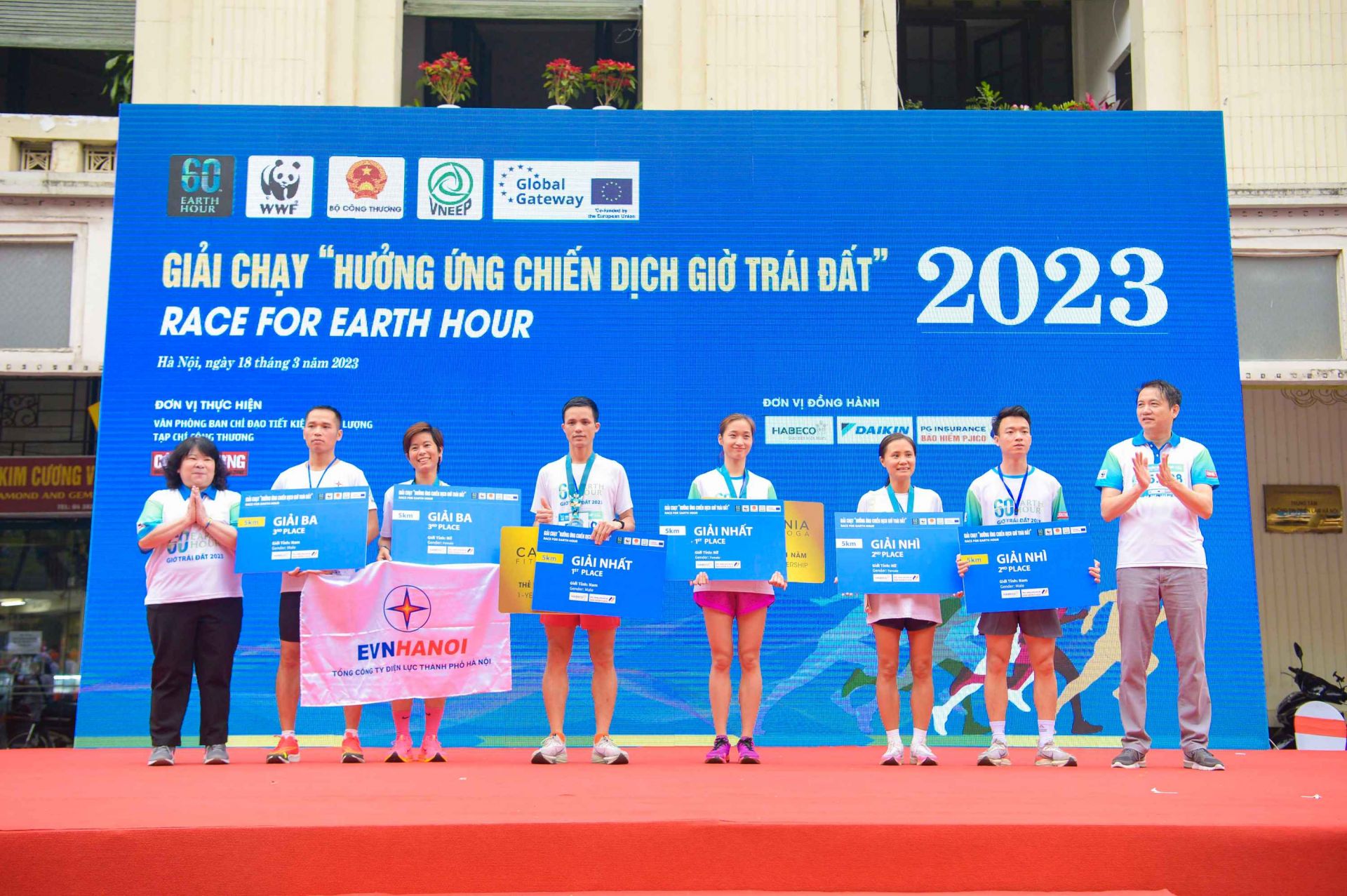 Đại diện Ban tổ chức trao giải cho 6 vận động viên có thành tích xuất sắc nhất Giải chạy hưởng ứng Chiến dịch Giờ Trái đất năm 2023