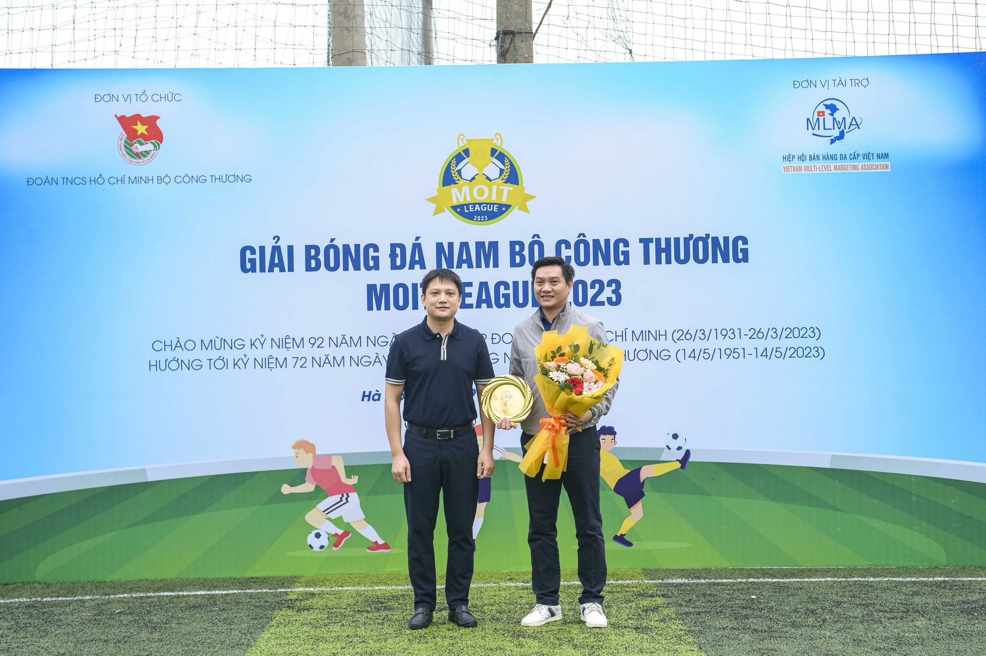 Trao hoa và cup lưu niệm của Ban tổ chức cho Hiệp hội bán hàng đa cấp Việt Nam - Nhà tài trợ chính thức của Giải đấu 