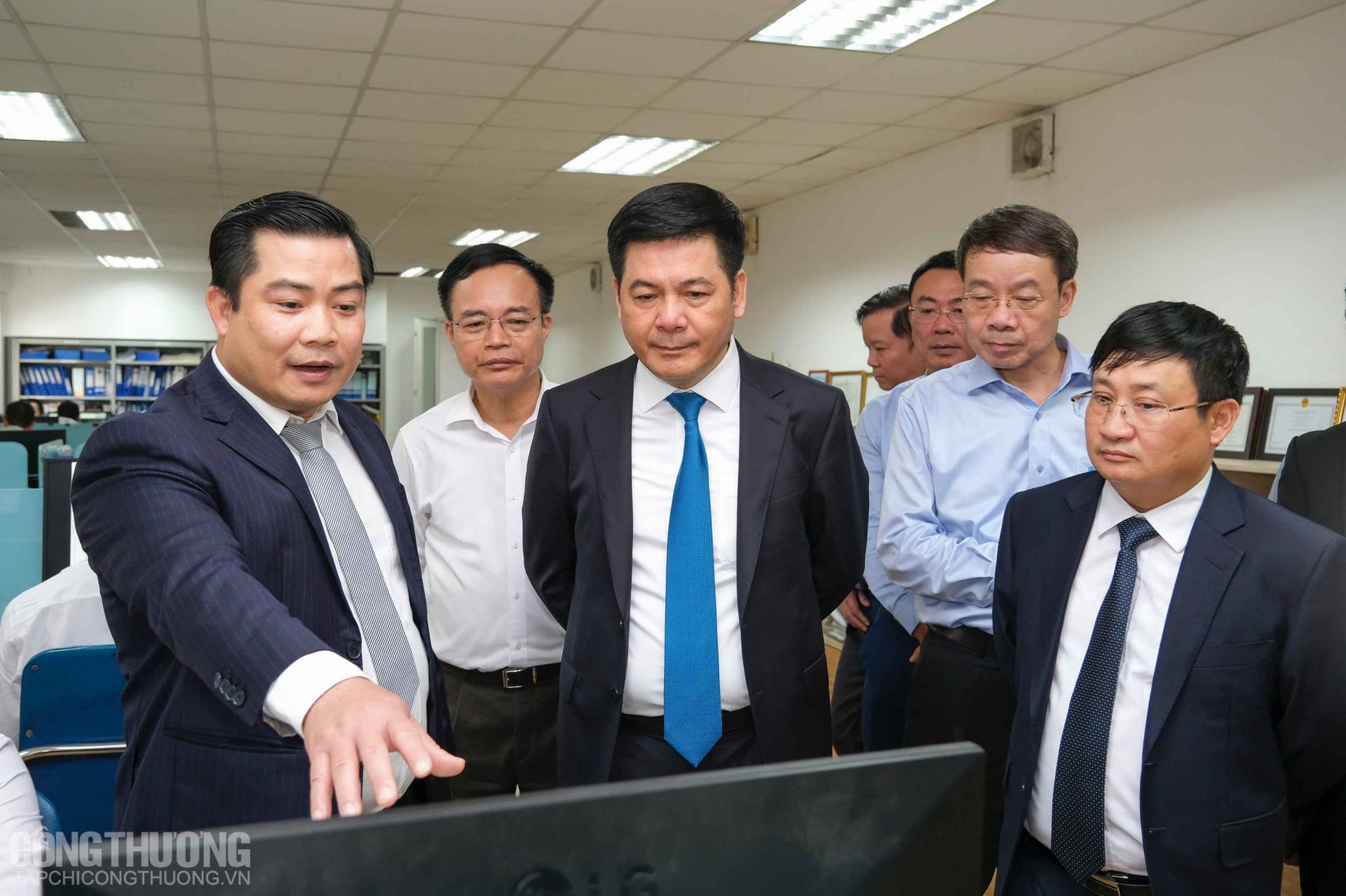 Bộ trưởng Nguyễn Hồng Diên thăm các Trung tâm Cơ khí nặng, Trung tâm Máy và tự động hóa, Trung tâm Công nghệ và thiết bị môi trường của Viện Nghiên cứu cơ khí