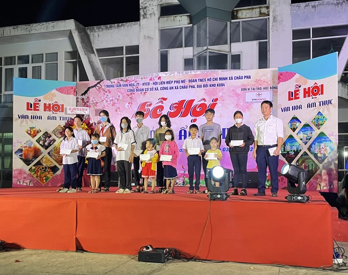 Đoàn Thanh niên EPS trao tặng học bổng cho các em nhỏ có hoàn cảnh khó khăn tại xã Châu Pha, thị xã Phú Mỹ, tỉnh Bà Rịa – Vũng Tàu