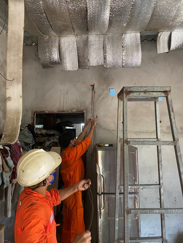 Các Kỹ sư EPS thực hiện sửa chữa điện cho các hộ gia đình khó khăn tại  Xã Châu Pha