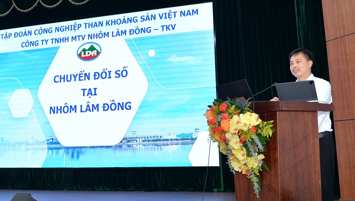 Ông Nguyễn Văn Phòng - Giám đốc Công ty Nhôm Lâm Đồng TKV báo cáo ứng dụng chuyển đổi số tại Công ty Nhôm Lâm Đồng