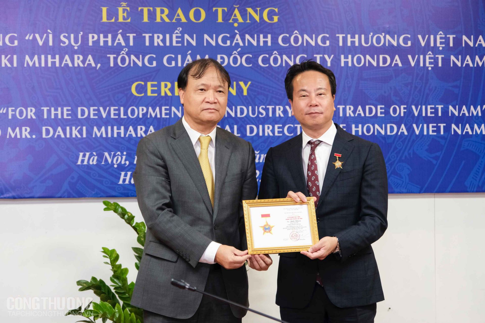 Thứ trưởng Đỗ Thắng Hải thay mặt lãnh đạo Bộ Công Thương trao Kỷ niệm chương “Vì sự nghiệp phát triển ngành Công Thương Việt Nam” cho ông Daiki Mihara - Tổng Giám đốc Công ty Honda Việt Nam