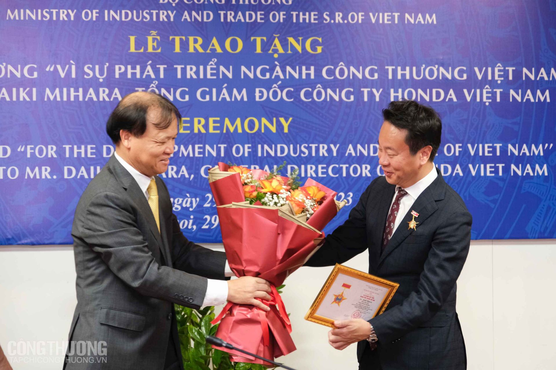 Thứ trưởng Đỗ Thắng Hải thay mặt lãnh đạo Bộ Công Thương trao Kỷ niệm chương “Vì sự nghiệp phát triển ngành Công Thương Việt Nam” cho ông Daiki Mihara - Tổng Giám đốc Công ty Honda Việt Nam