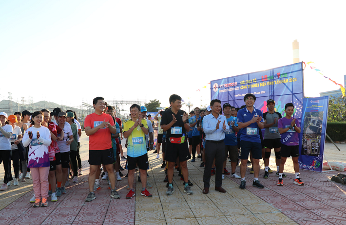 Gần 100 vận động viên tham dự lễ khai mạc Giải chạy bộ