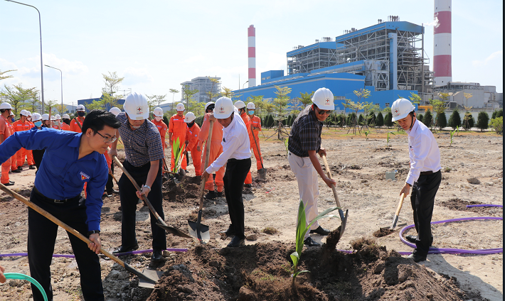 Các Đại biểu, đoàn viên thanh niên Công ty Nhiệt điện Vĩnh Tân trồng cây   tại Lễ phát động