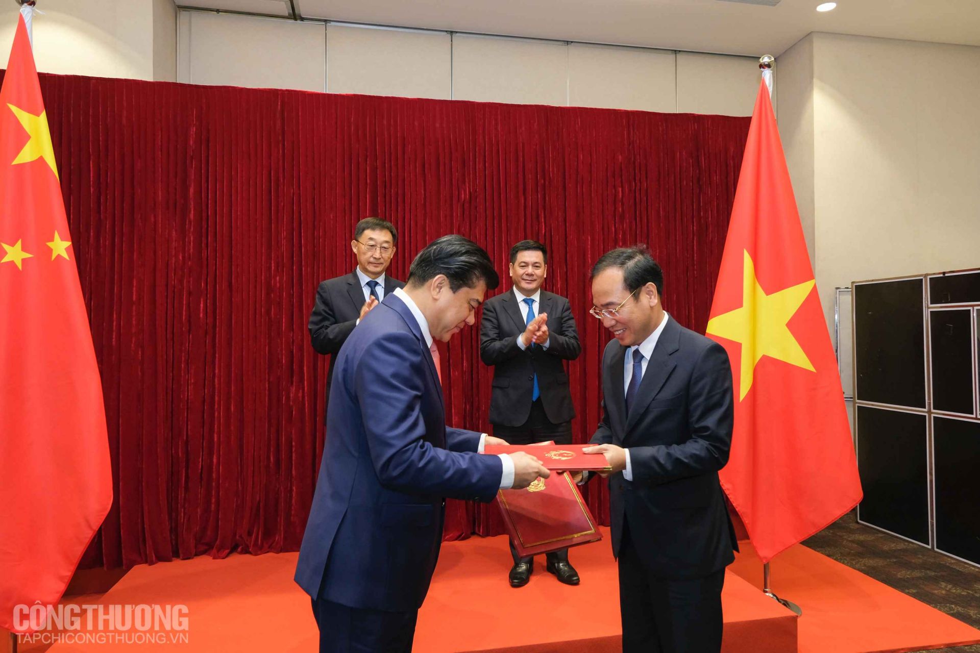 Lễ trao danh mục các nhiệm vụ trọng tâm năm 2023 giữa Bộ Công Thương Việt Nam và Chính quyền Khu ủy Khu tự trị dân tộc Choang Quảng Tây