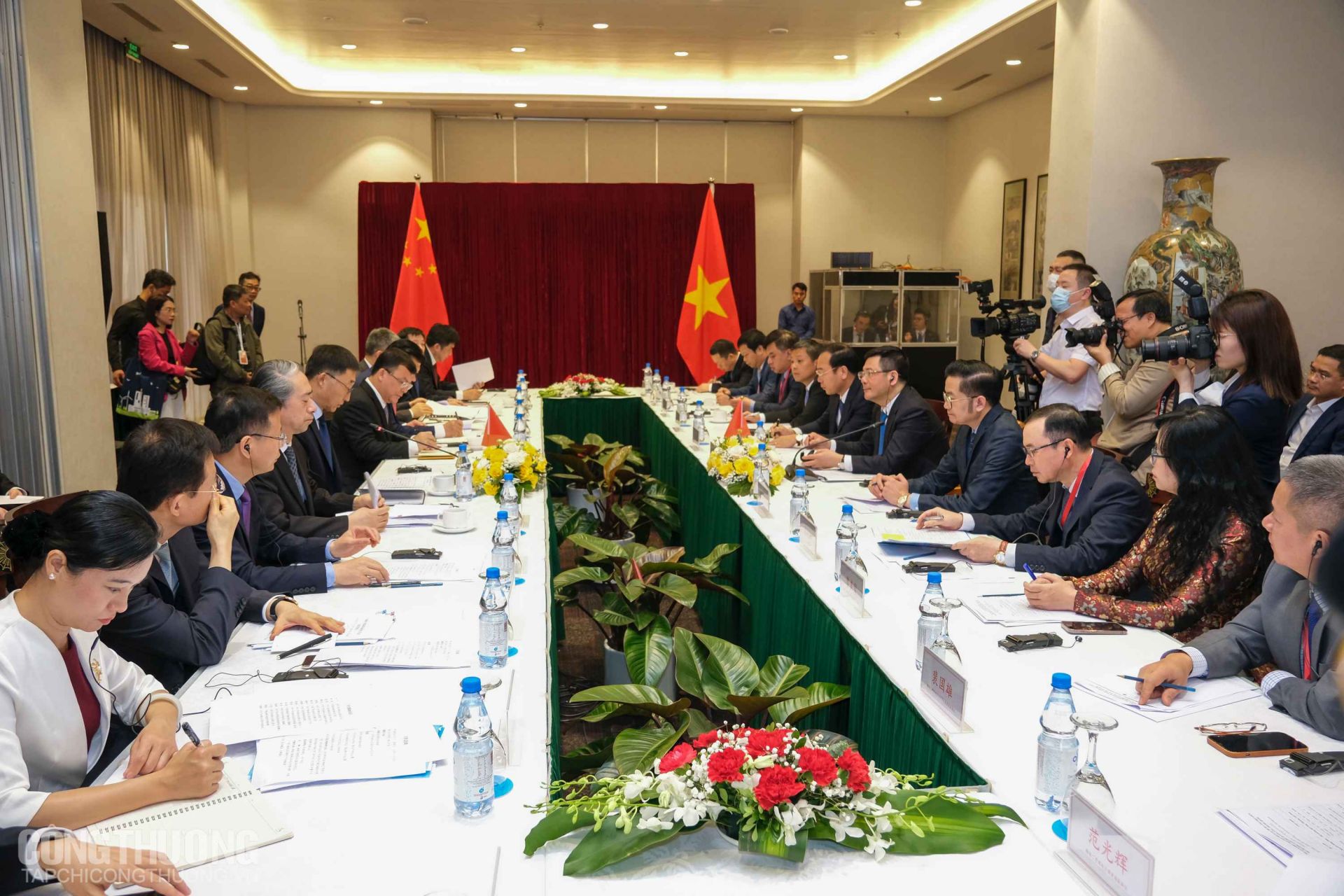Toàn cảnh buổi Hội đàm giữa Bộ trưởng Bộ Công Thương Nguyễn Hồng Diên và Bí thư Quảng Tây Lưu Ninh