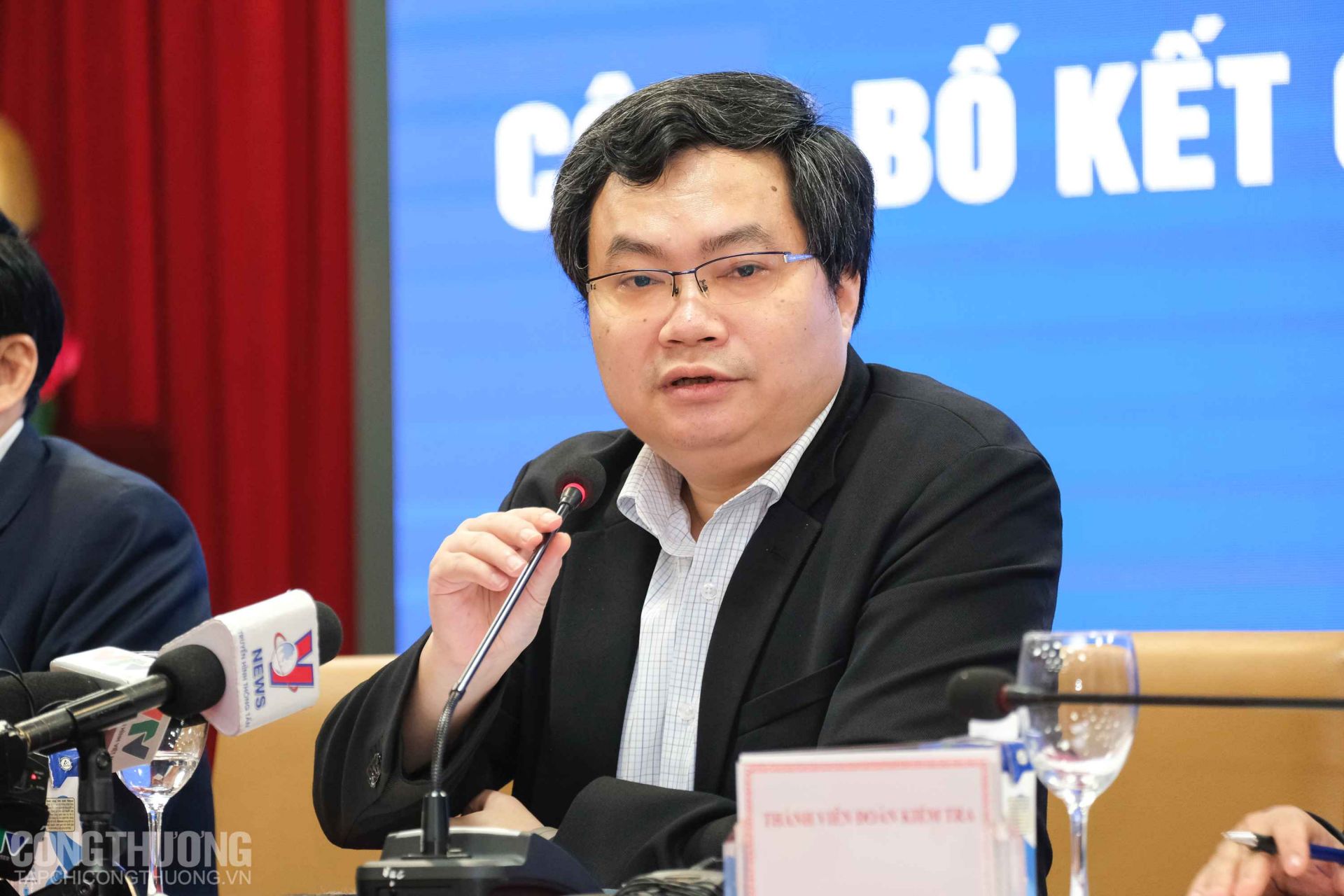 Ông Trần Việt Hòa - Cục trưởng Cục Điều tiết điện lực, Bộ Công Thương trả lời các câu hỏi của báo chí