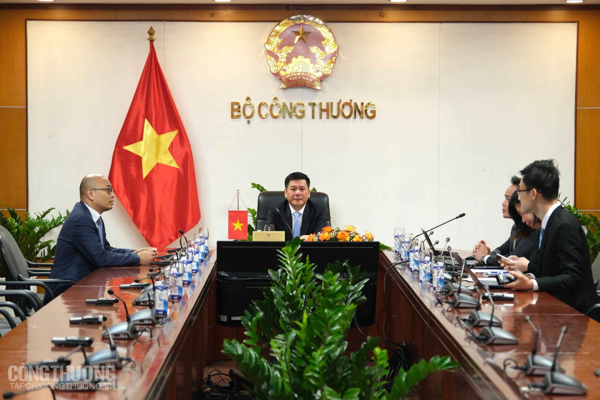 Bộ trưởng Bộ Công Thương Nguyễn Hồng Diên tham dự cuộc họp tại đầu cầu Hà Nội