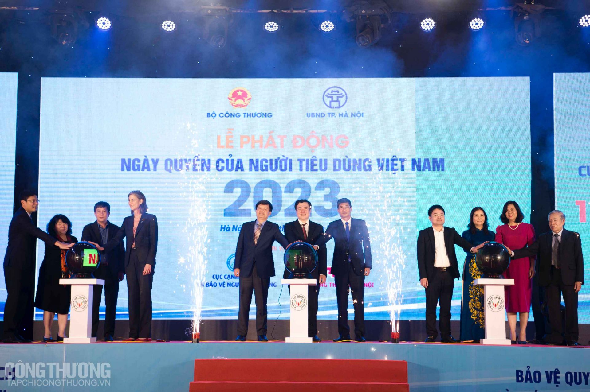 Các đại biểu nhấn nút phát động Ngày Quyền của người tiêu dùng Việt Nam năm 2023